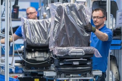 Etwa jeder dritte Autozulieferer in Sachsen musste Jobs abbauen - Die Autozulieferindustrie hat weiter mit den Folgen der Pandemie zu kämpfen. Laut Umfrage verzeichnen 39 Prozent der Betriebe in Sachsen selbst gegenüber dem Coronajahr 2020 geringere Umsätze. 