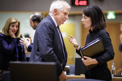 EU berät Sonderfonds für Ukraine und Neuanfang mit Erdogan - Außenministerin Annalena Baerbock (vorne rechts) im Gespräch mit dem EU-Außenbeauftragten Josep Borrell: Bei den Beratungen ging es vor allem um die Ukraine-Hilfe und die Beziehungen zur Türkei. 