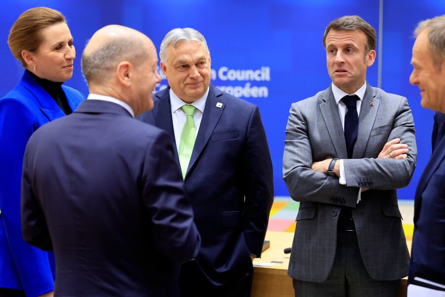 EU bereitet neue Militärhilfe für Ukraine vor - Dänermarks Ministerpräsidentin Mette Frederiksen (l-r), Bundeskanzler Olaf Scholz, Ungarns Regierungschef Viktor Orban sowie Frankreichs Staatspräsident Emmanuel Macron in Brüssel.