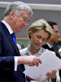 EU-eigene Zentrale für Auslandseinsätze - Kooperationsbereit: der britische Verteidigungsminister Michael Fallon mit seiner Amtskollegin Ursula von der Leyen.