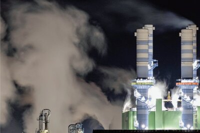 EU einigt sich auf Klimaschutzpaket - Dampf steigt aus Industrieschornsteinen des Industriepark Höchst auf. Der Ausstoß von CO soll in der EU künftig deutlich teurer werden. Der Ausstoß von CO soll in der EU künftig deutlich teurer werden.