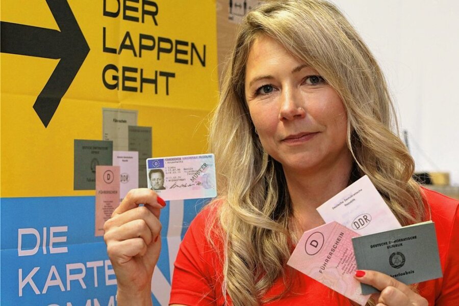 EU-Führerschein: Nicht alle alten "Lappen" wurden im Landkreis Zwickau getauscht - Die Leiterin der Fahrerlaubnisbehörde Heike Hofmann mit den alten Dokumenten und dem EU-Führerschein.