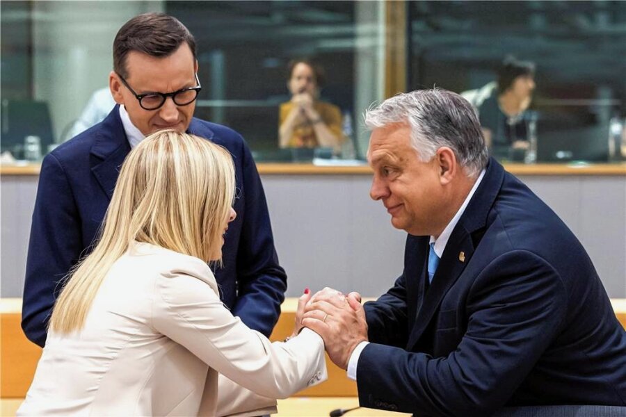EU-Gipfel endet mit Asyleklat - Ungarns Regierungschef Viktor Orban (rechts) drückt seiner italienischen Amtskollegin Giorgia Meloni die Hand. Polens Premier Mateusz Morawiecki schaut dabei zu. t