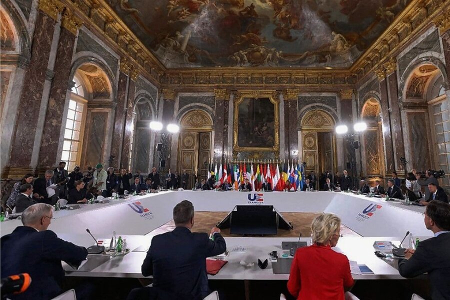 EU-Sondergipfel auf Schloss Versailles bei Paris: Die Spitzenvertreter der EU und die Staats- und Regierungschefs der 27 Mitgliedsstaaten beraten über den Ukraine-Krieg. 