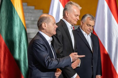 EU-Gipfel: Viel Drama und ein kleiner Verfahrenstrick - Kurzzeitig ausgetrickst: Bundeskanzler Olaf Scholz (von links), Litauens Präsident Gitanas Nauseda und Ungarns Ministerpräsident Viktor Orbán beim EU-Gipfel in Brüssel.