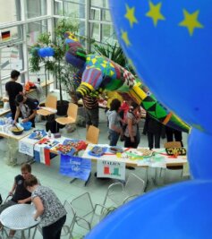 EU heißt nicht nur Urlaub - 
              <p class="artikelinhalt">Zum Europatag im Cottagymnasium lud am Dienstag im Foyer ein süßes Buffet mit Speisen der EU-Mitgliedsländer zum Naschen ein.</p>
            