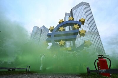 Aktivisten des «Koala Kollektivs» demonstrieren vor der Euro-Skulptur in der Frankfurter Innenstadt gegen «Greenwashing» von Atomenergie und Erdgas durch die Taxonomie der EU.