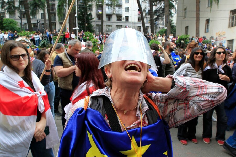 EU legt Beitrittsprozess von Georgien vorerst auf Eis - Menschen protestieren vor dem Parlamentsgebäude in Tiflis gegen das Gesetz über ausländische Einflussnahme.