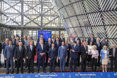 EU macht Ukraine und Moldau zu Beitrittskandidaten - und enttäuscht die Westbalkanländer - Die Staats- und Regierungschefs der EU-Staaten und der Westbalkanländer sowie die EU-Spitze beim Gipfeltreffen in Brüssel. 
