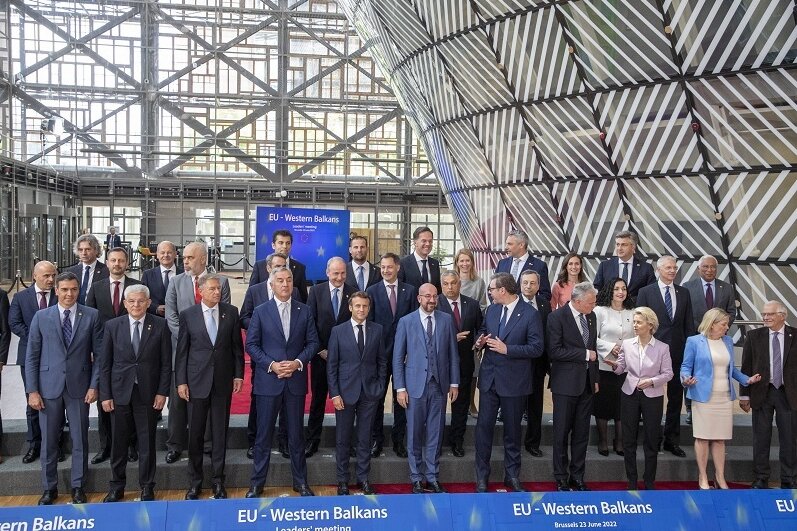 Die Staats- und Regierungschefs der EU-Staaten und der Westbalkanländer sowie die EU-Spitze beim Gipfeltreffen in Brüssel. 