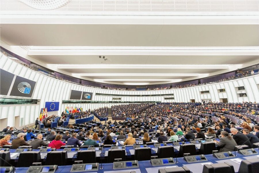 EU-Parlament verlangt unverzügliche Panzerlieferung an Ukraine - Die Abgeordneten des Europaparlamentes in Straßburg stimmten mit großer Mehrheit für einen Antrag, in dem Kanzler Olaf Scholz aufgefordert wird, die Lieferung von Kampfpanzern zu initiieren. 