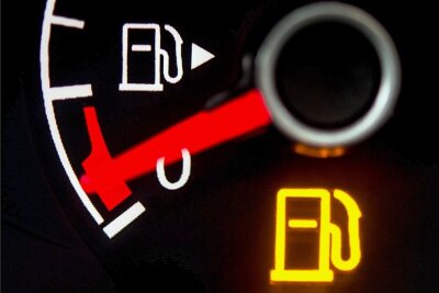 EU-Parlament will ab 2035 Autos mit Verbrennungsmotor verbieten - Für mehr Klimaschutz will das EU-Parlament den Verkauf von Neuwagen mit Verbrennungsmotor ab 2035 verbieten. 