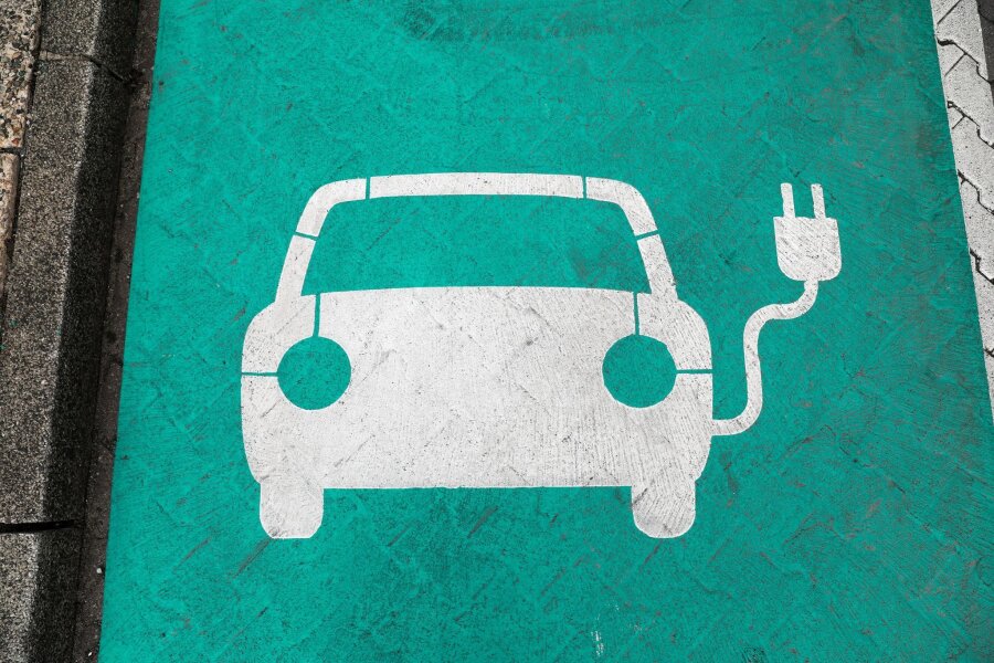 EU-Rechnungshof: E-Autos müssen die breite Masse erreichen - Mit dem sogenannten Green Deal will die EU bis 2050 klimaneutral werden. Ein wichtiger Schritt dafür: Ab 2035 dürfen keine Neuwagen mehr zugelassen werden, die Benzin oder Diesel tanken.