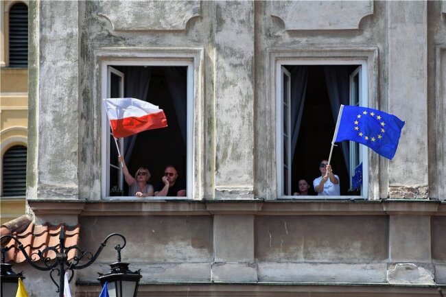 EU-Streit: Finale Niederlage für Polen? - In Warschau wurden am Wochenende die Flaggen Polens und der EU aus vielen Fenstern geschwenkt, als gegen die Politik der nationalkonservativen Regierung protestiert wurde. 