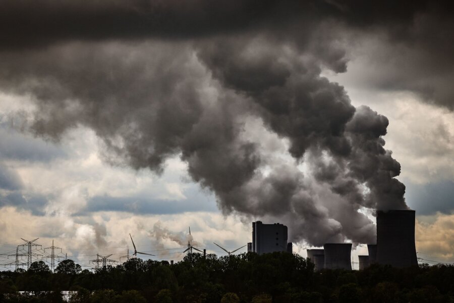 EU tritt aus umstrittenem Energieabkommen aus - Dampf steigt aus den Kühltürmen des Braunkohlekraftwerks Niederaußem.