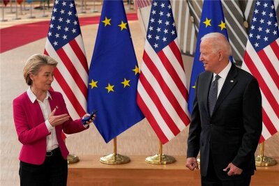 EU und USA setzen auf Kooperation statt Konfrontation - "Wieder vereint": EU-Kommissionspräsidentin Ursula von der Leyen spricht in Brüssel mit US-Präsident Joe Biden. 