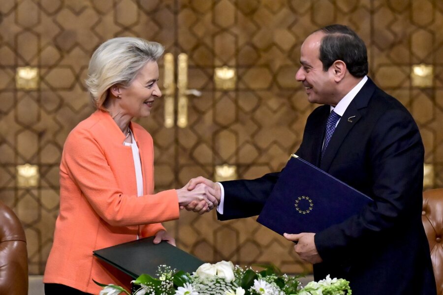 EU will Milliarden in Beziehungen mit Ägypten investieren - Handschlag in Kairo: EU-Kommissionspräsidentin Ursula von der Leyen und der ägyptische Präsident Abdel Fattah al-Sisi besiegeln eine neue "umfassende und strategische Partnerschaft".