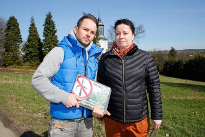 Eubaer sammeln Unterschriften gegen Windkraftanlagen im Ort - Julia Fromme und Patrick Strauch sammeln Unterschriften gegen Windkraftanlagen in Euba.