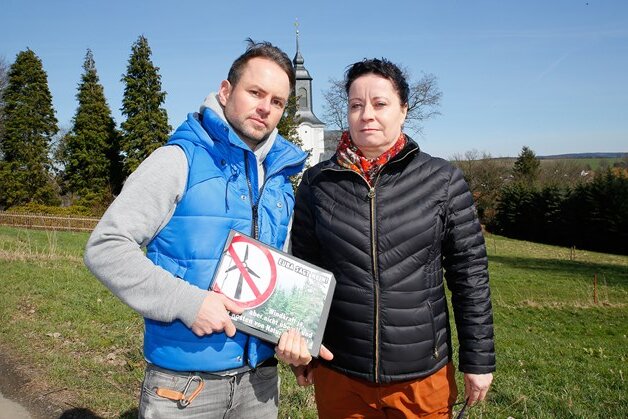 Eubaer sammeln Unterschriften gegen Windkraftanlagen im Ort - Julia Fromme und Patrick Strauch sammeln Unterschriften gegen Windkraftanlagen in Euba.