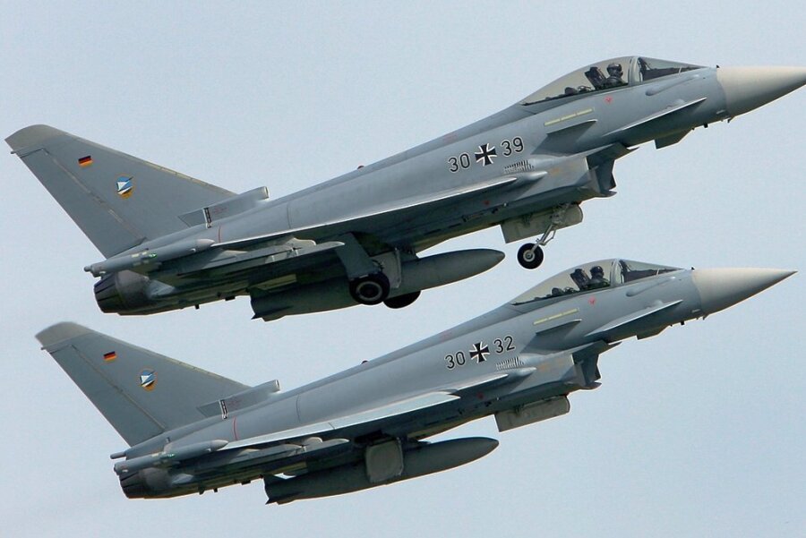 Eurofighter-Tiefflieger über Westsachsen - Kramp-Karrenbauer antwortet auf Kritik aus Zwickau - Ähnliche Modelle wie diese beiden Eurofighter waren im Juli über Zwickau, Mülsen und Lichtenstein gesichtet worden. 