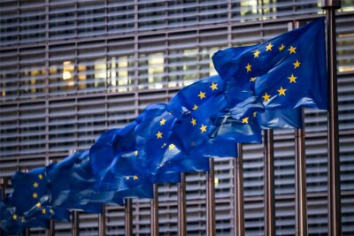 Europa braucht eine neue Wirtschaftsstrategie - Europaflaggen wehen vor dem Sitz der EU-Kommission.