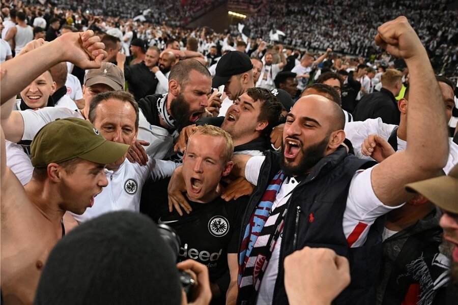 Die Eintracht-Profis (in der Mitte Sebastian Rode) feierten mit den Fans den Finaleinzug. 