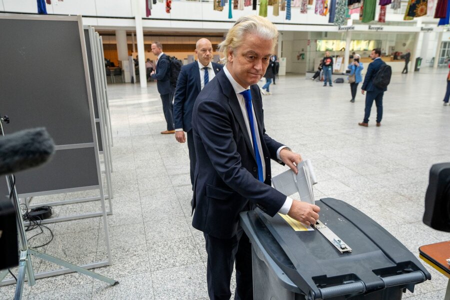 Europa wählt: Niederländer erwarten Rechtsruck - Geert Wilders von der radikal-rechten Partei für die Freiheit (PVV) während seiner Stimmabgabe in Den Haag zur Europawahl.