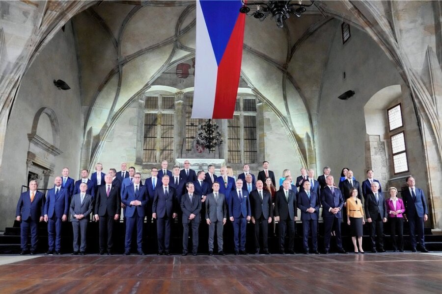 Europäer gründen Politische Gemeinschaft von 44 Staaten - Gruppenfoto auf der Prager Burg: Die Staats- und Regierungschefs der EU-Länder und deren Partnerstaaten haben die Europäische Politische Gemeinschaft gegründet. 