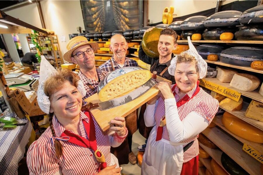 Europäischer Bauernmarkt: Viele Stände am Ende fast leergekauft - Waren mit Käse aus Holland dabei: Teuni, Rien, Jan, Rene und  Berthe van Vliet. 