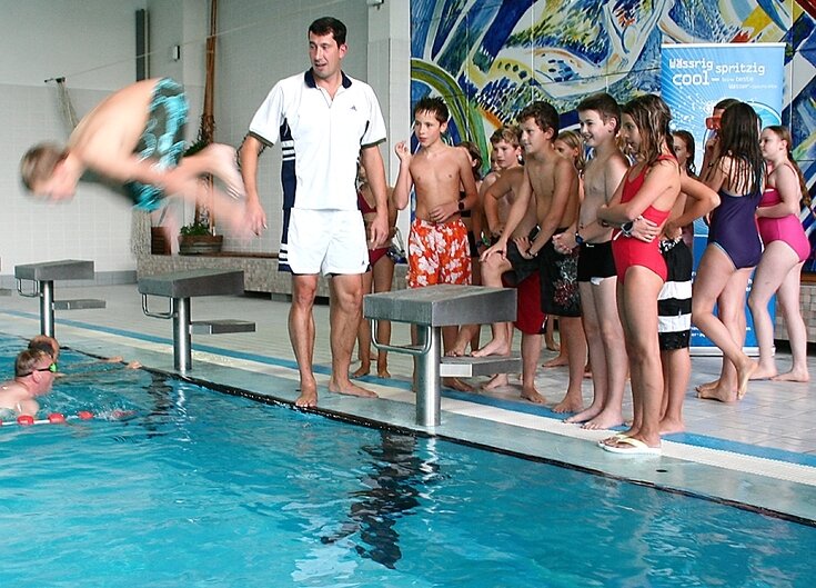 Stev Theloke beim Schülerschwimmen