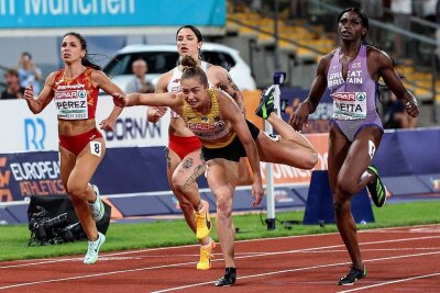Europameisterin Gina Lückenkemper überrascht alle und sich selbst - Der Sprung zu Gold: Gina Lückenkemper hechtet ins Ziel und stürzt kurz danach. Rechts die drittplatzierte Britin Daryll Neita.