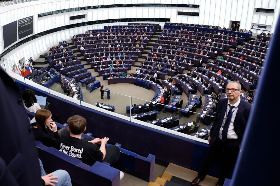 Europaparlament gibt grünes Licht für neue EU-Schuldenregeln - Abgeordnete nehmen an einer Sitzung im Europäischen Parlament teil.