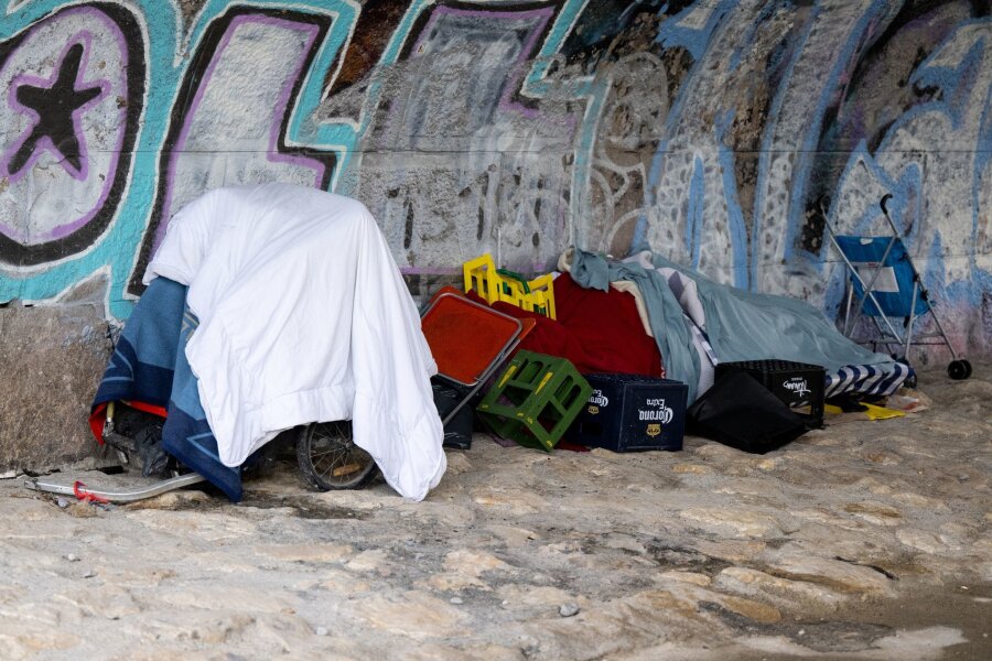 Europarat: Deutschland bekämpft Armut zu wenig - Die Habseligkeiten von einem Obdachlosen liegen am Ufer der Isar unter einer Brücke. Nach Ansicht des Europarats muss Deutschland bei der Bekämpfung von Armut, Wohnungsnot und Ausgrenzung behinderter Menschen deutlich mehr tun.