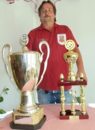 Europas Bester hat noch Appetit auf Skat - Ingolf Münch präsentierte 2019 Stolz die Siegerpokale von der Deutschen Meisterschaften 2019 und 1994. 