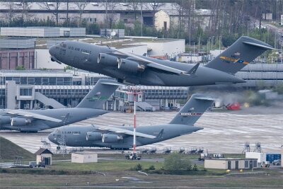 Europas Dilemma: Verteidigung ohne den großen Bruder USA - Ein US-Militärtransportflugzeug vom Typ C-17 Globemaster hebt vom US-Luftwaffenstützpunkt Ramstein ab.