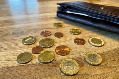 Europas wundersame Geldvermengung - Kassensturz am 1. Januar 2022 in einer sächsischen Geldbörse: Von zwei1-Euro-Münzen ist eine deutsch, die andere ausländisch. 