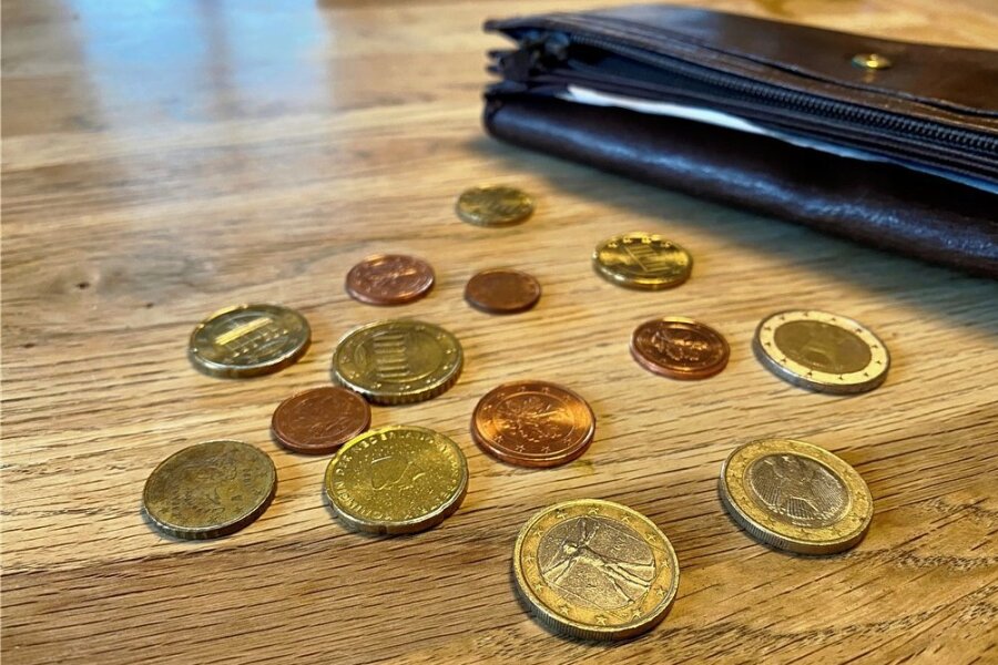 Kassensturz am 1. Januar 2022 in einer sächsischen Geldbörse: Von zwei1-Euro-Münzen ist eine deutsch, die andere ausländisch. 