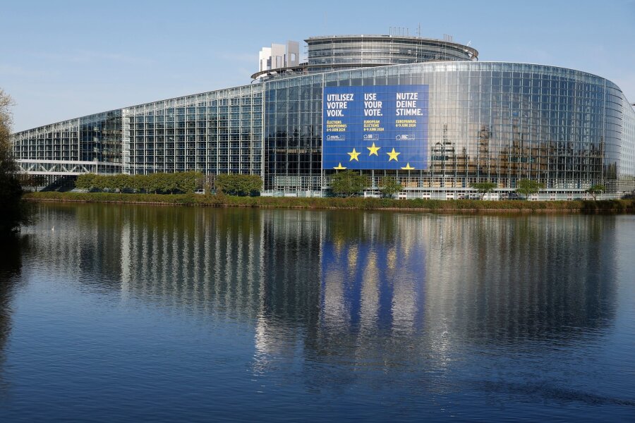 Europawahl - Landeswahlleiter bittet Wähler um Stimmabgabe - Eine riesige Leinwand, die für die Europa-Wahlen wirbt, ist am Europäischen Parlament in Straßburg zu sehen.