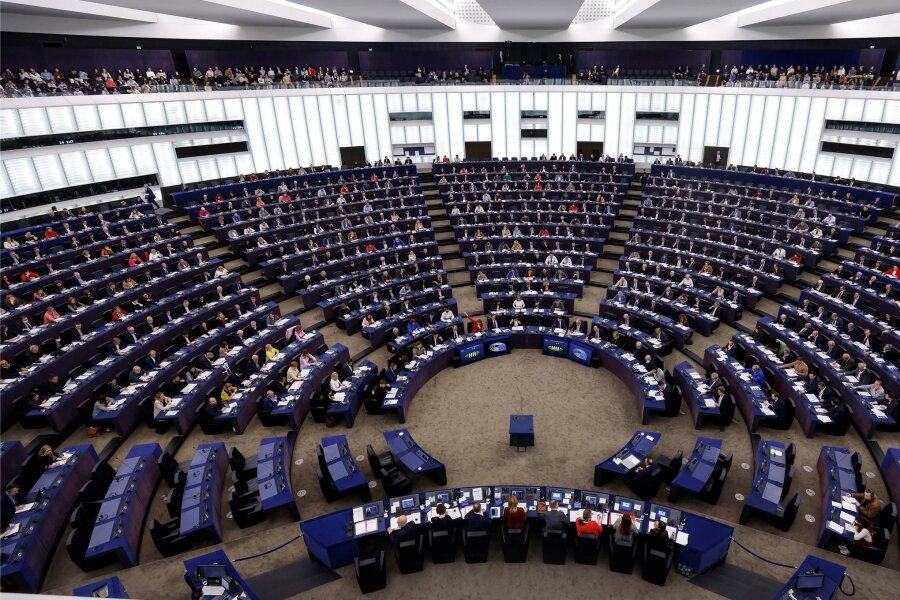 Europawahlen: Wie (ohn)mächtig ist das Europaparlament? - Blick in den Plenarsaal der Europaparlaments in Straßburg: Zwar haben die EU-Staaten am Ende das letzte Wort, aber machtlos sind die EU-Abgeordneten keineswegs.