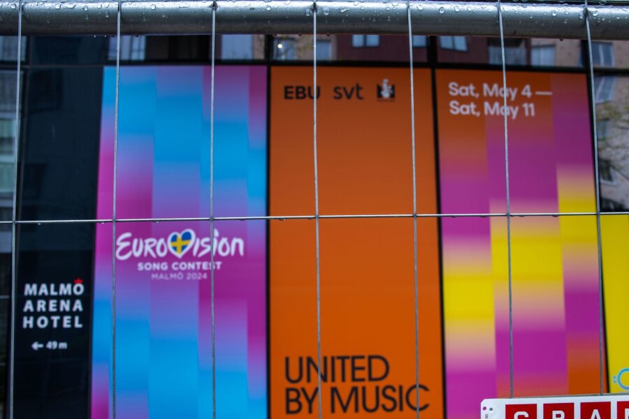 Eurovision Song Contest im Schatten der Politik - Werbetafeln für den Eurovision Song Contest am Austragungsort Malmö Arena.