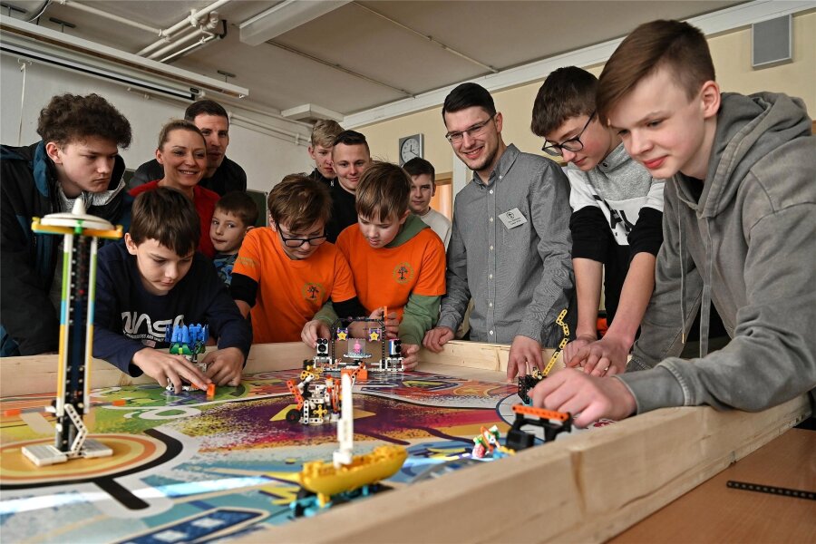 Evangelische Grundschule Lunzenau stellt sich bei Tag der offenen Tür vor - Dicht umlagert war der „Spieltisch“ von AG und Neigungskurs „Tüfteln/Robotics“.