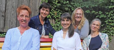 "Evas" geben Mut und Kraft - "Evas" unter sich: Daniela Gneuß, Antje Bauch, Katja Haase, Katrin Martin und Linda Meusel (v. l.) im Garten der Jakobi-Kirche in Freiberg. 