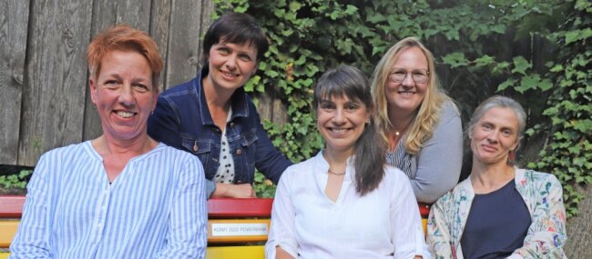 "Evas" geben Mut und Kraft - "Evas" unter sich: Daniela Gneuß, Antje Bauch, Katja Haase, Katrin Martin und Linda Meusel (v. l.) im Garten der Jakobi-Kirche in Freiberg. 