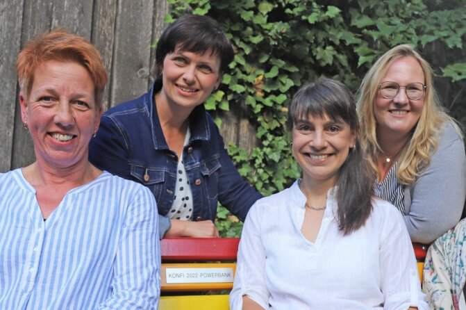 "Evas" unter sich: Daniela Gneuß, Antje Bauch, Katja Haase, Katrin Martin und Linda Meusel (v. l.) im Garten der Jakobi-Kirche in Freiberg. 