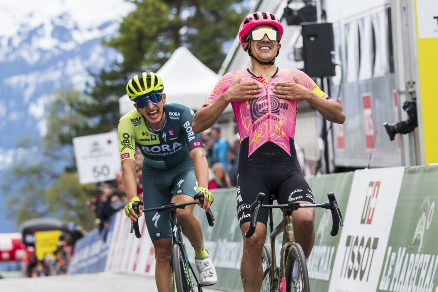 Ex-Biathlet Lipowitz beeindruckt bei Tour de Romandie - Richard Carapaz (r) setzte sich auf der vierten Etappe der Tour de Romandie knapp gegen Florian Lipowitz durch.