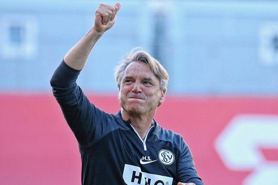 Ex-CFC-Trainer kommt als Spitzenreiter nach Aue - Trainer Horst Steffen hat mit dem SV Elversberg oft Grund zum Jubeln. Seine Mannschaft steht an der Tabellenspitze der Dritten Liga.