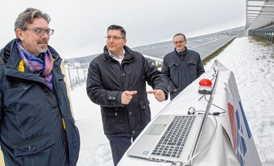 Ex-Deponie Zobes liefert Strom - Start der neuen PV-Anlage in Zobes mit Reginald Fuchs (Mitnetz), Landrat Thomas Hennig und Ra Lux-Chef Marco Fietz (von rechts). 