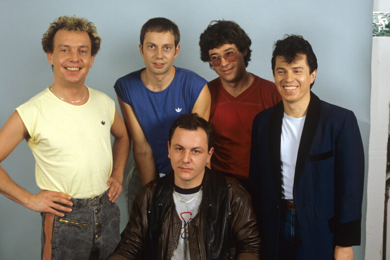 Die bayerische Rockgruppe Spider Murphy Gang um Drummer Franz Trojan (vorne sitzend), aufgenommen nach einem Auftritt in «Thommy's Pop Show».