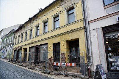 Ex-Eisdiele in Markneukirchen kommt sofort weg - Das Haus an der Straße des Friedens 15 in Markneukirchen..