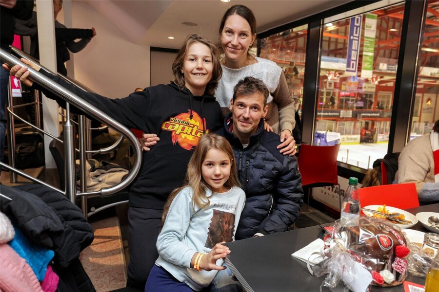 Ex-Eispiraten-Profi Aleš Kranjc an ALS erkrankt: Das ist die Frau an seiner Seite - Andreja und Aleš Kranjc waren am Sonntag mit ihren beiden Kindern im Kunsteisstadion im Sahnpark in Crimmitschau zu Besuch.